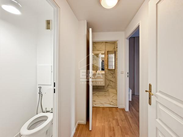 Deux pièces non meublé rue de la Pompe avec cave et parking