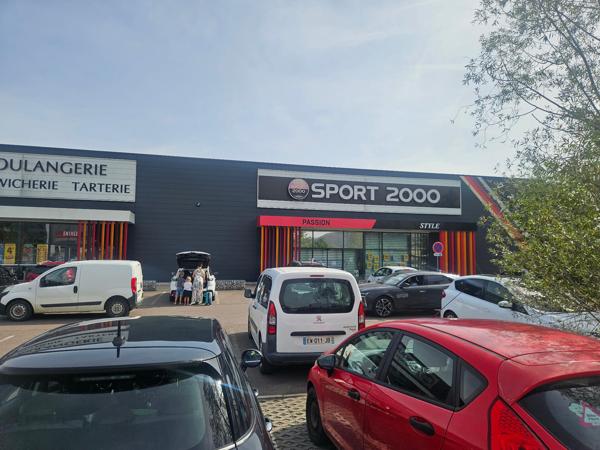 Baume-les-Dames – Local commercial à louer de 680 m² (570 m² de surface de vente) – Emplacement n°1, près de Marie Blachère, Action et Lidl