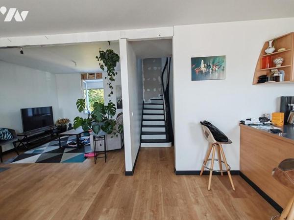 2048 - MAISON EN PIERRES RENOVEE AU CENTRE BOURG