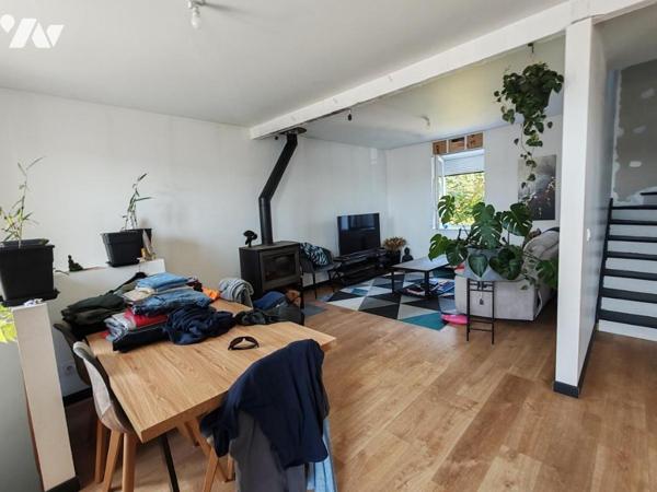 2048 - MAISON EN PIERRES RENOVEE AU CENTRE BOURG