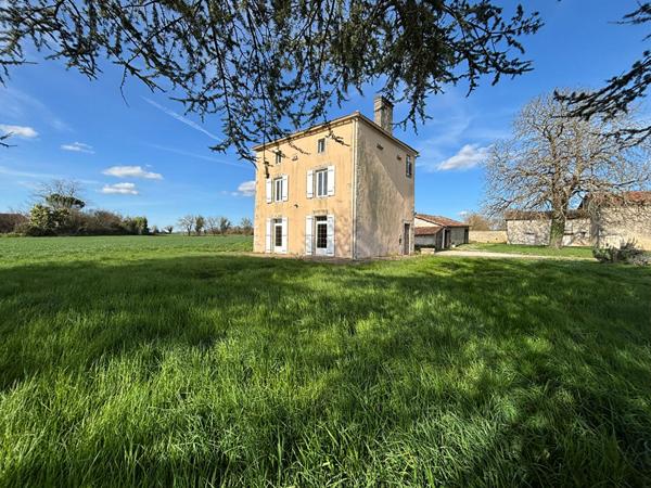 Propriété Ruffec 133m² habitable, terrain 23 785m², dépendances