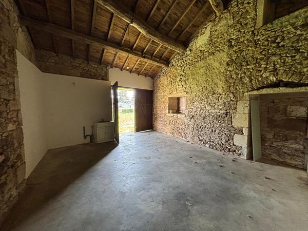 Propriété Ruffec 133m² habitable, terrain 23 785m², dépendances