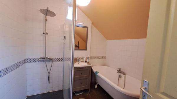 Deux maisons pour le prix d'une. Idéal pour un gîte