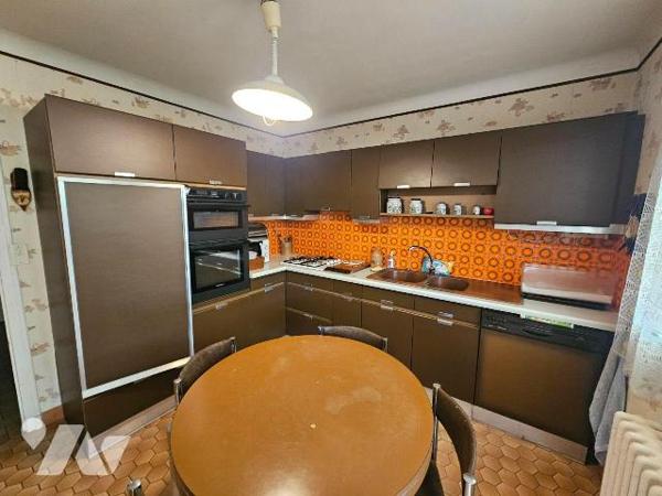 Une maison de ville avec garage et jardin comprenant :
- au rez-de-chaussée: entrée, cuisine, ...