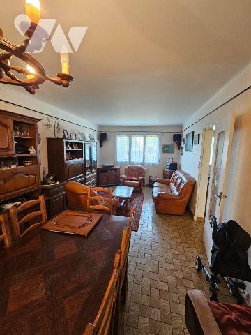 Une maison de ville avec garage et jardin comprenant :
- au rez-de-chaussée: entrée, cuisine, ...