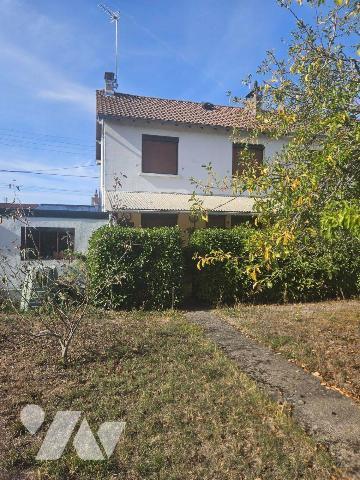 Une maison de ville avec garage et jardin comprenant :
- au rez-de-chaussée: entrée, cuisine, ...