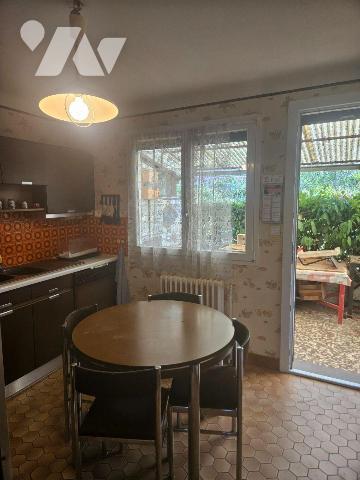 Une maison de ville avec garage et jardin comprenant :
- au rez-de-chaussée: entrée, cuisine, ...