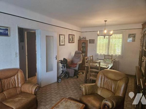 Une maison de ville avec garage et jardin comprenant :
- au rez-de-chaussée: entrée, cuisine, ...