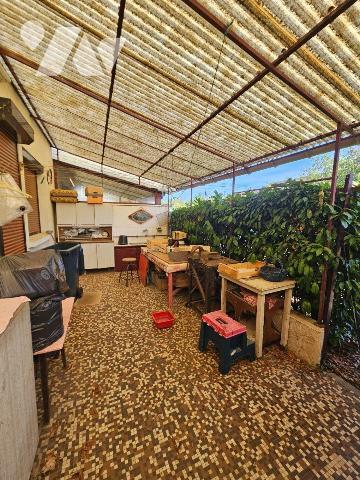 Une maison de ville avec garage et jardin comprenant :
- au rez-de-chaussée: entrée, cuisine, ...