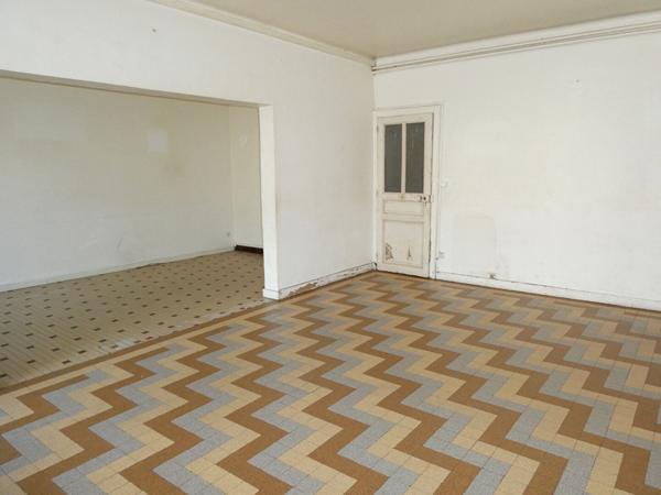 Maison à restaurer avec jardin clos et loge avec CU +. Commer Maison à restaurer avec jardin clos et loge avec CU +. Commer