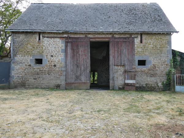 Maison à restaurer avec jardin clos et loge avec CU +. Commer Maison à restaurer avec jardin clos et loge avec CU +. Commer
