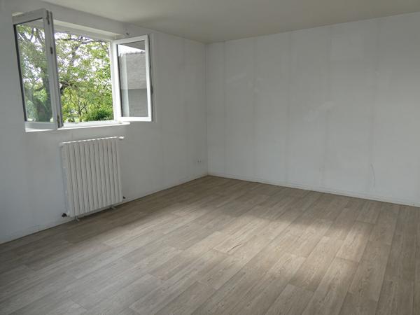 Maison à restaurer avec jardin clos et loge avec CU +. Commer Maison à restaurer avec jardin clos et loge avec CU +. Commer
