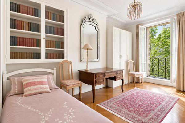 Appartement
         5 pièces
        - 130 m² 1 190 000 € *