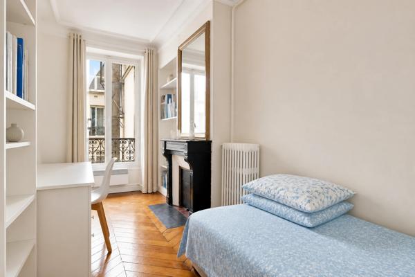 Appartement
         5 pièces
        - 130 m² 1 190 000 € *