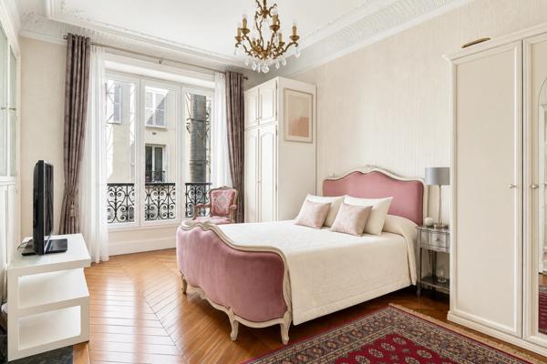 Appartement
         5 pièces
        - 130 m² 1 190 000 € *