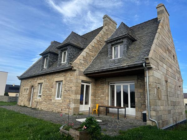Maison spacieuse à vendre à Lannilis - 5 chambres, jardin et garage