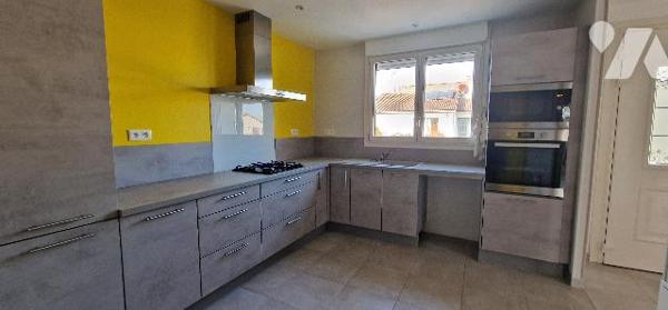 Pavillon avec sous-sol total de type F5, commodités à proximité, rénové en grande partie