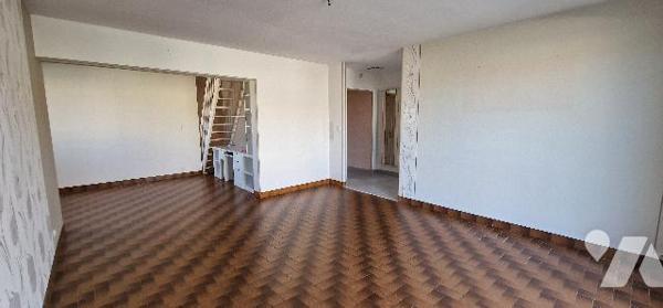 Pavillon avec sous-sol total de type F5, commodités à proximité, rénové en grande partie