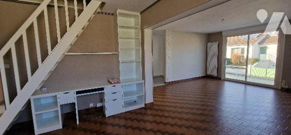 Pavillon avec sous-sol total de type F5, commodités à proximité, rénové en grande partie