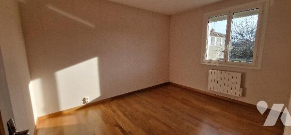 Pavillon avec sous-sol total de type F5, commodités à proximité, rénové en grande partie