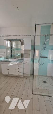 Pavillon avec sous-sol total de type F5, commodités à proximité, rénové en grande partie