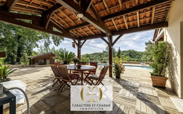 Belle périgourdine de 145 m2 avec piscine. Charme, vue et calme.
