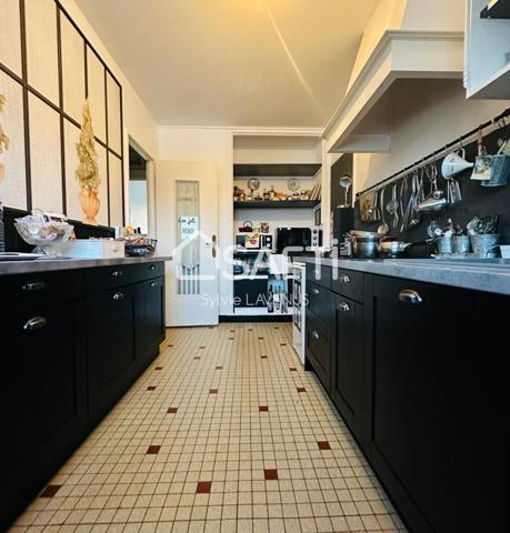 A SOISSONS CENTRE VILLE, APPARTEMENT F4 AVEC BALCON, CAVE ET GARAGE.