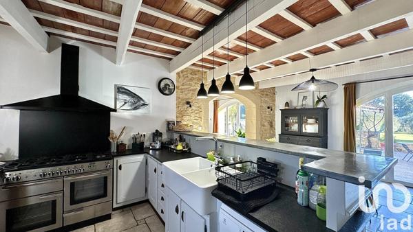Demeure 10 pièces de 280 m² à Uchaux (84100)