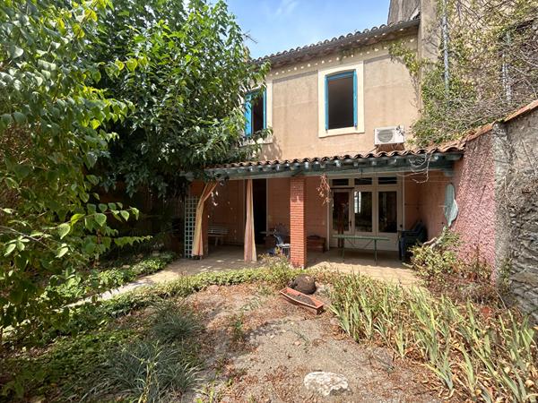 Maison de ville et de caractère à Carcassonne avec jardin.