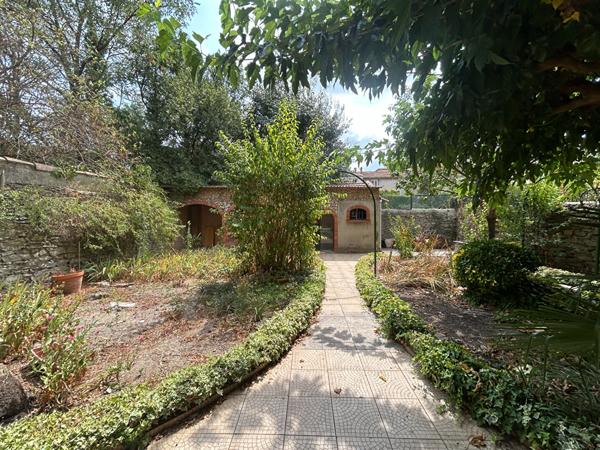 Maison de ville et de caractère à Carcassonne avec jardin.