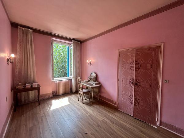 Maison de ville et de caractère à Carcassonne avec jardin.