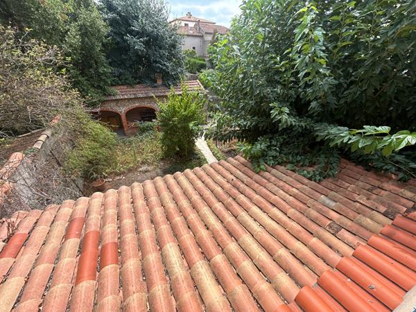Maison de ville et de caractère à Carcassonne avec jardin.