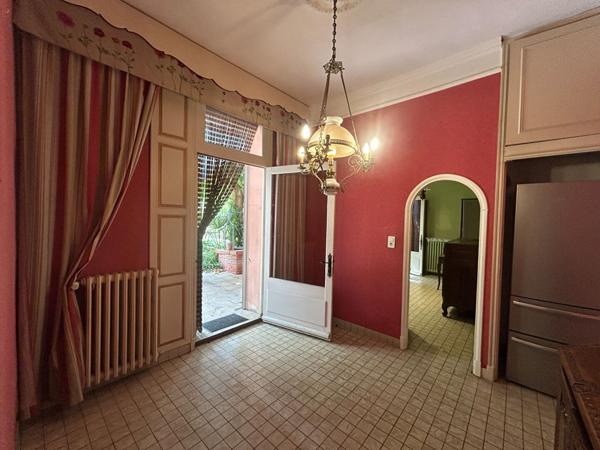 Maison de ville et de caractère à Carcassonne avec jardin.