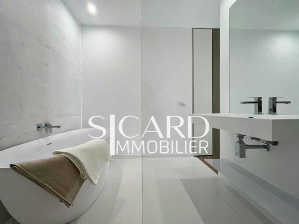 Vue imprenable, étage élevé, rénovation haut de gamme.