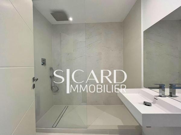 Vue imprenable, étage élevé, rénovation haut de gamme.