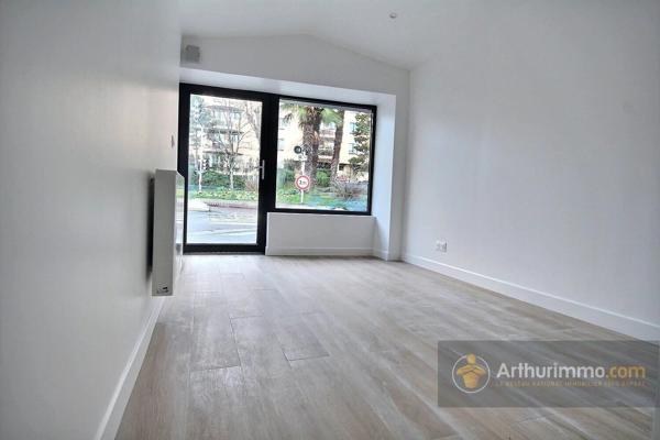 Vente                                                      Local commercial
                        
                     1 pièces                      28 m2                     à Saint-Maurice
