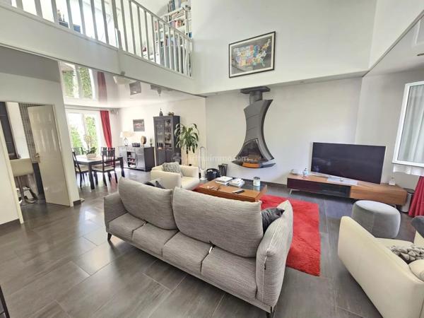 Vente                                                      Maison
                        
                     6 pièces                      157 m2                     à Montévrain