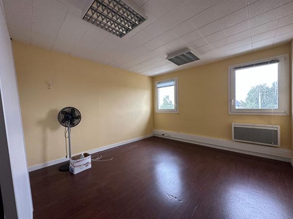 BUREAUX à louer 175 m² MAYENNE.