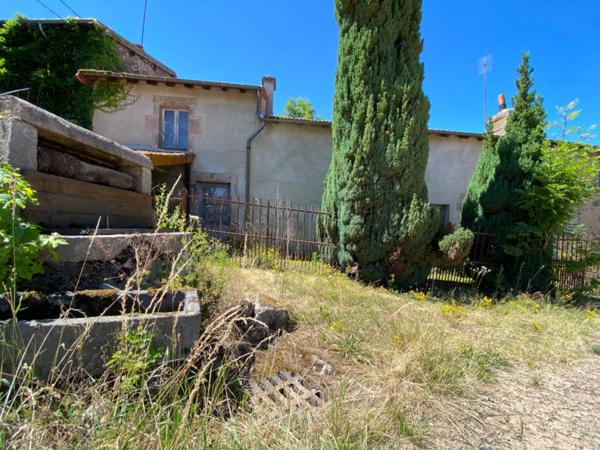 SAINT MARTIN D'ESTREAUX (42), MAISON d'environ 130 m2 sur 1000 m2 de TERRAIN - A RENOVER ENTIEREMENT