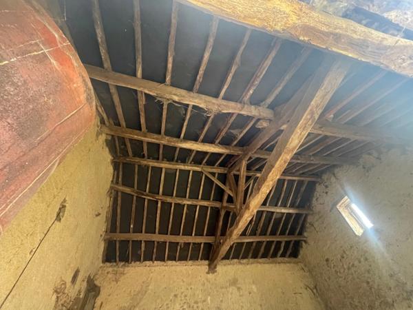 SAINT MARTIN D'ESTREAUX (42), MAISON d'environ 130 m2 sur 1000 m2 de TERRAIN - A RENOVER ENTIEREMENT