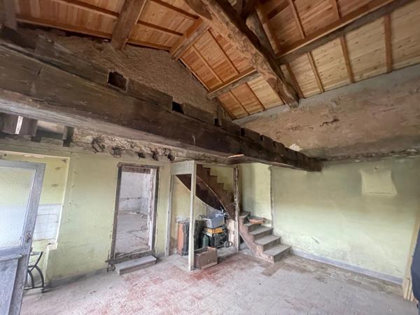 SAINT MARTIN D'ESTREAUX (42), MAISON d'environ 130 m2 sur 1000 m2 de TERRAIN - A RENOVER ENTIEREMENT