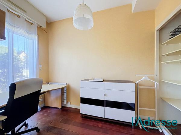 CHANGE - proche centre ville - Maison de 161 m² - 4 chambres - bureau - terrain clos