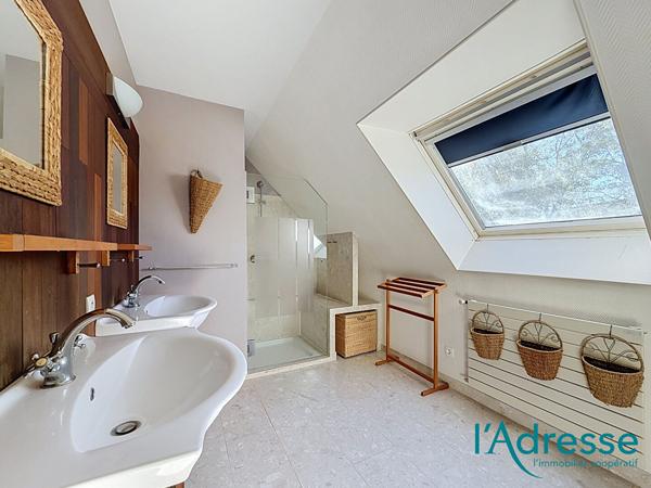 CHANGE - proche centre ville - Maison de 161 m² - 4 chambres - bureau - terrain clos