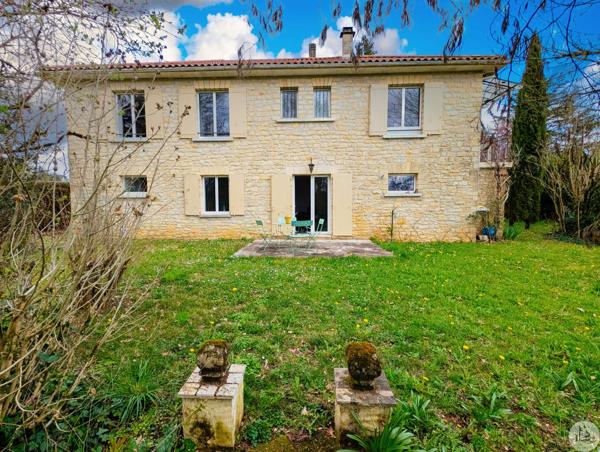Maison Sarlat, au calme dans un îlot de verdure.