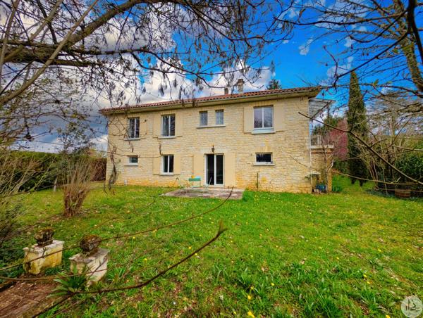 Maison Sarlat, au calme dans un îlot de verdure.