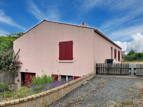 "Maison familiale de 125 m² avec sous-sol complet sur 2 004 m² de terrain"