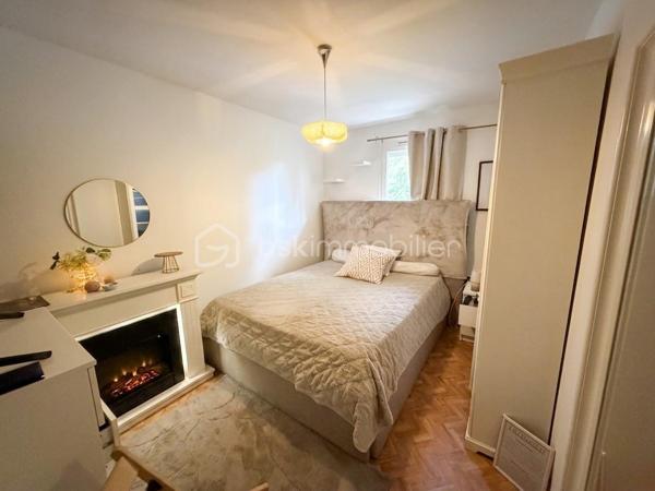 Située dans le quartier Asnières, cette maison fonctionnelle et agréable à vivre offre une belle distribution des espaces.

Dès l’entrée, vous découvrirez une pièce pouvant être aménagée en bureau, idéale pour le télétravail ou comme espace d’appoint.

La maison se compose ensuite d’un salon-séjour d’environ 20 m², de deux chambres, d’une cuisine indépendante équipée, ainsi que d’une salle de douche et de WC récemment rénovés.

À l’extérieur, une terrasse permet de profiter pleinement des beaux jours, avec un terrain d’environ 230 m², offrant un agréable espace extérieur facile à entretenir.