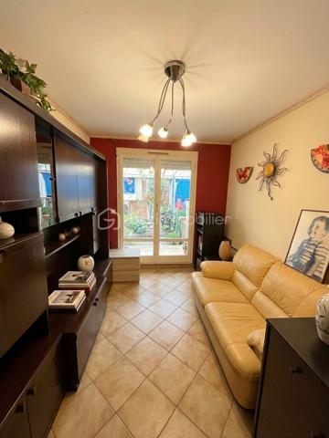 Située dans le quartier Asnières, cette maison fonctionnelle et agréable à vivre offre une belle distribution des espaces.

Dès l’entrée, vous découvrirez une pièce pouvant être aménagée en bureau, idéale pour le télétravail ou comme espace d’appoint.

La maison se compose ensuite d’un salon-séjour d’environ 20 m², de deux chambres, d’une cuisine indépendante équipée, ainsi que d’une salle de douche et de WC récemment rénovés.

À l’extérieur, une terrasse permet de profiter pleinement des beaux jours, avec un terrain d’environ 230 m², offrant un agréable espace extérieur facile à entretenir.