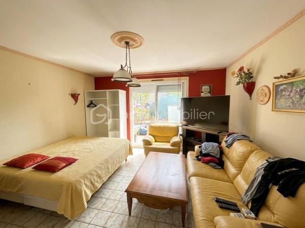 Située dans le quartier Asnières, cette maison fonctionnelle et agréable à vivre offre une belle distribution des espaces.

Dès l’entrée, vous découvrirez une pièce pouvant être aménagée en bureau, idéale pour le télétravail ou comme espace d’appoint.

La maison se compose ensuite d’un salon-séjour d’environ 20 m², de deux chambres, d’une cuisine indépendante équipée, ainsi que d’une salle de douche et de WC récemment rénovés.

À l’extérieur, une terrasse permet de profiter pleinement des beaux jours, avec un terrain d’environ 230 m², offrant un agréable espace extérieur facile à entretenir.