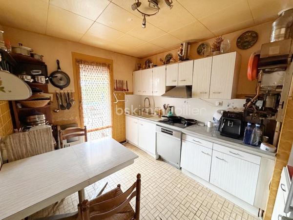 Située dans le quartier Asnières, cette maison fonctionnelle et agréable à vivre offre une belle distribution des espaces.

Dès l’entrée, vous découvrirez une pièce pouvant être aménagée en bureau, idéale pour le télétravail ou comme espace d’appoint.

La maison se compose ensuite d’un salon-séjour d’environ 20 m², de deux chambres, d’une cuisine indépendante équipée, ainsi que d’une salle de douche et de WC récemment rénovés.

À l’extérieur, une terrasse permet de profiter pleinement des beaux jours, avec un terrain d’environ 230 m², offrant un agréable espace extérieur facile à entretenir.